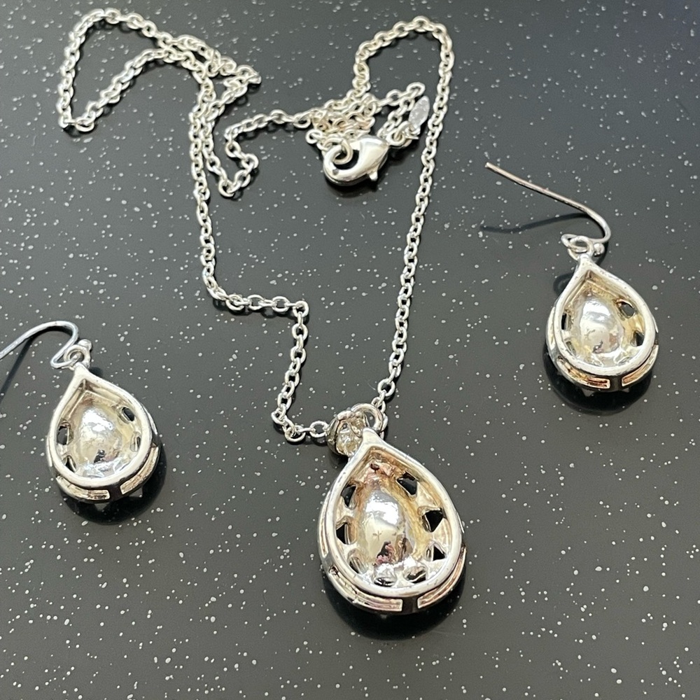 Elegant Vintage Silver and Green Jewelry Set - Picture 3 of 4